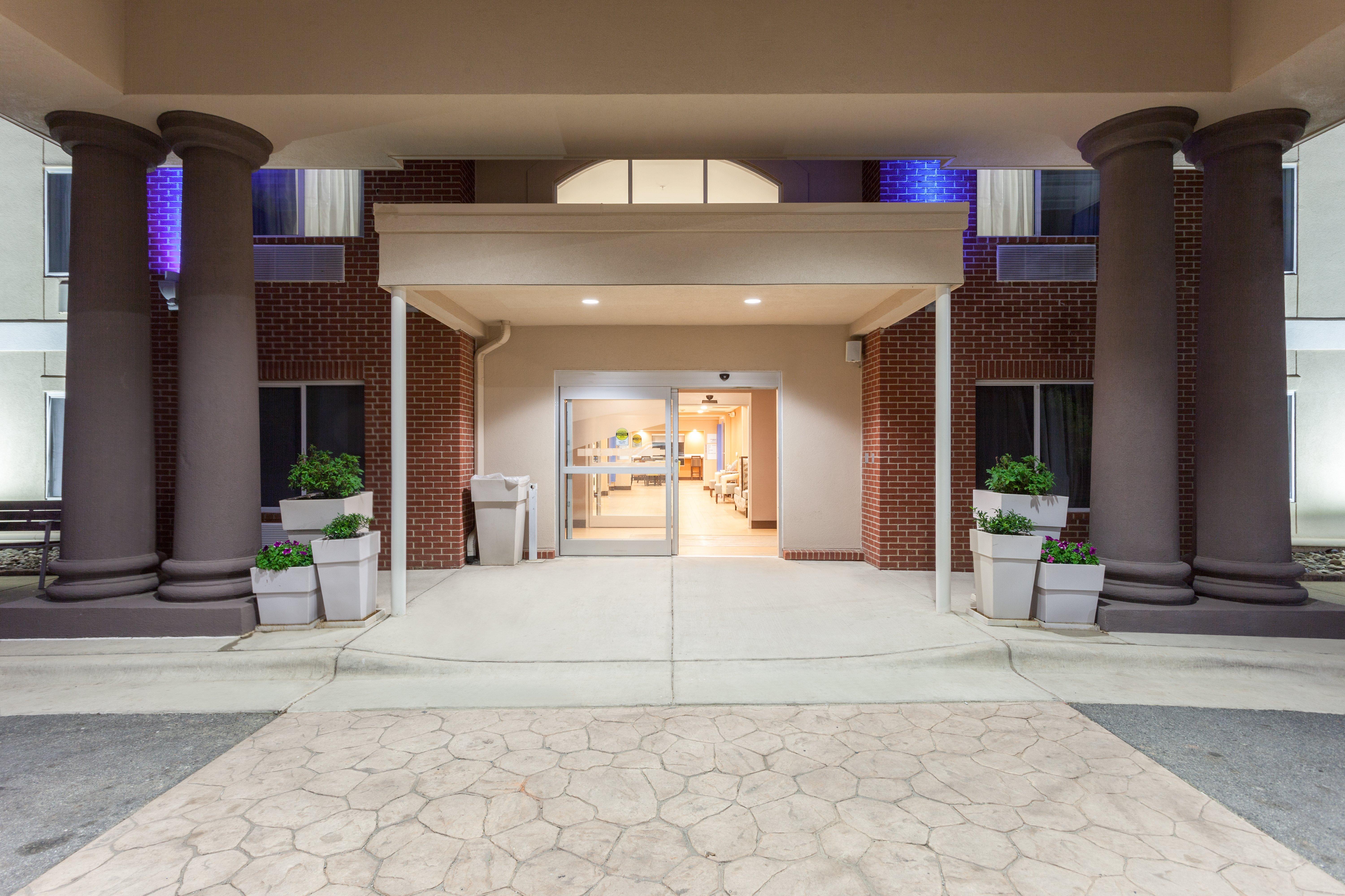 Holiday Inn Express Hotel & Suites Mebane By Ihg Exterior photo