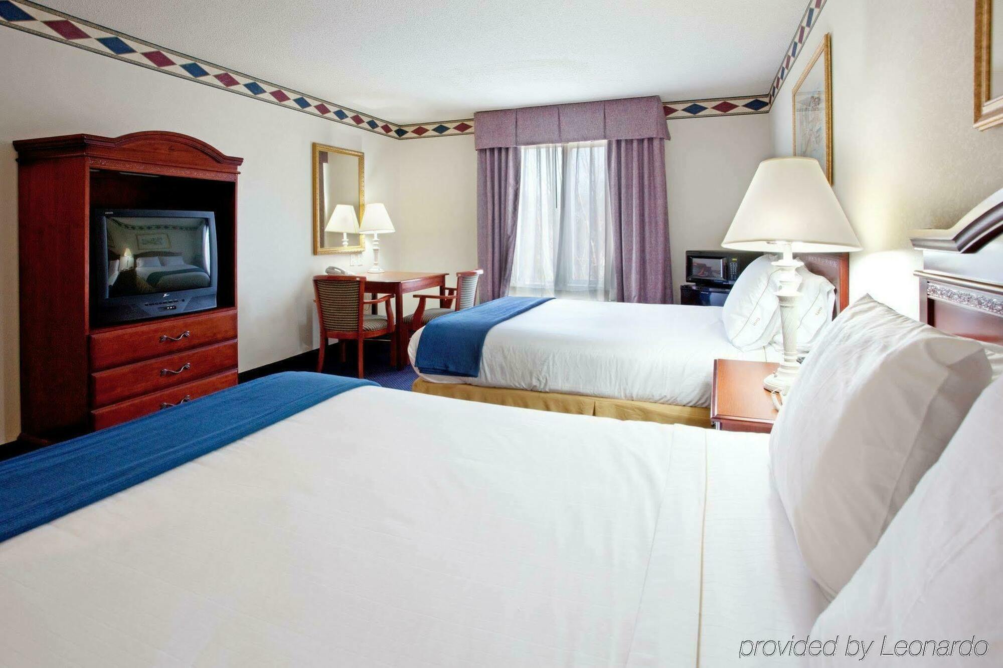 Holiday Inn Express Hotel & Suites Mebane By Ihg Exterior photo